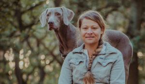 Jacqueline Runge und Weimaraner Rüde Carl . Titelbild der Hundeschule.